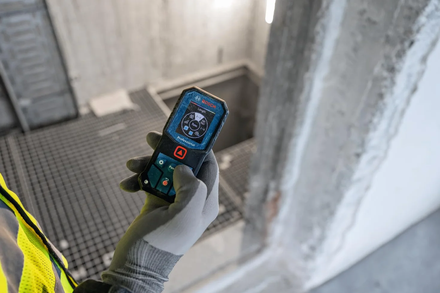 Bosch Professional Distanziometro laser GLM 40-31 (P65, carcassa antiurto, calcoli automatici per lunghezza/superficie/volume, display a colori luminoso, compatibile con batterie agli ioni di litio)