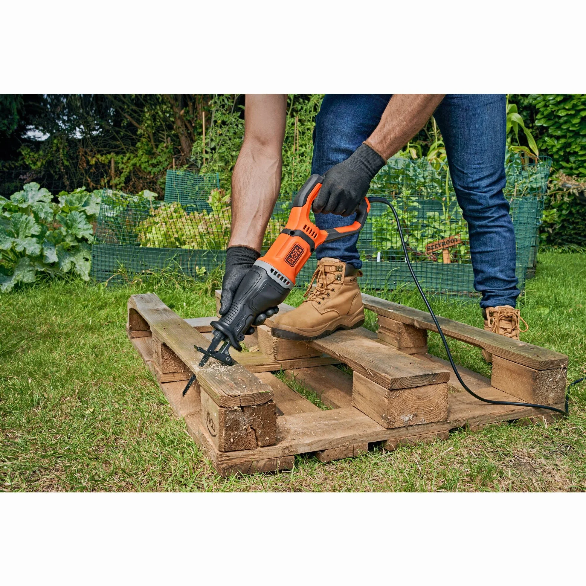 BLACK+DECKER SEGA A GATTUCCIO A FILO 750W Velocità variabile 0-2800 corse/min; Lunghezza corsa lama 20mm. In dotazione: 2 lame (1x legno, 1x metallo) BES301-QS