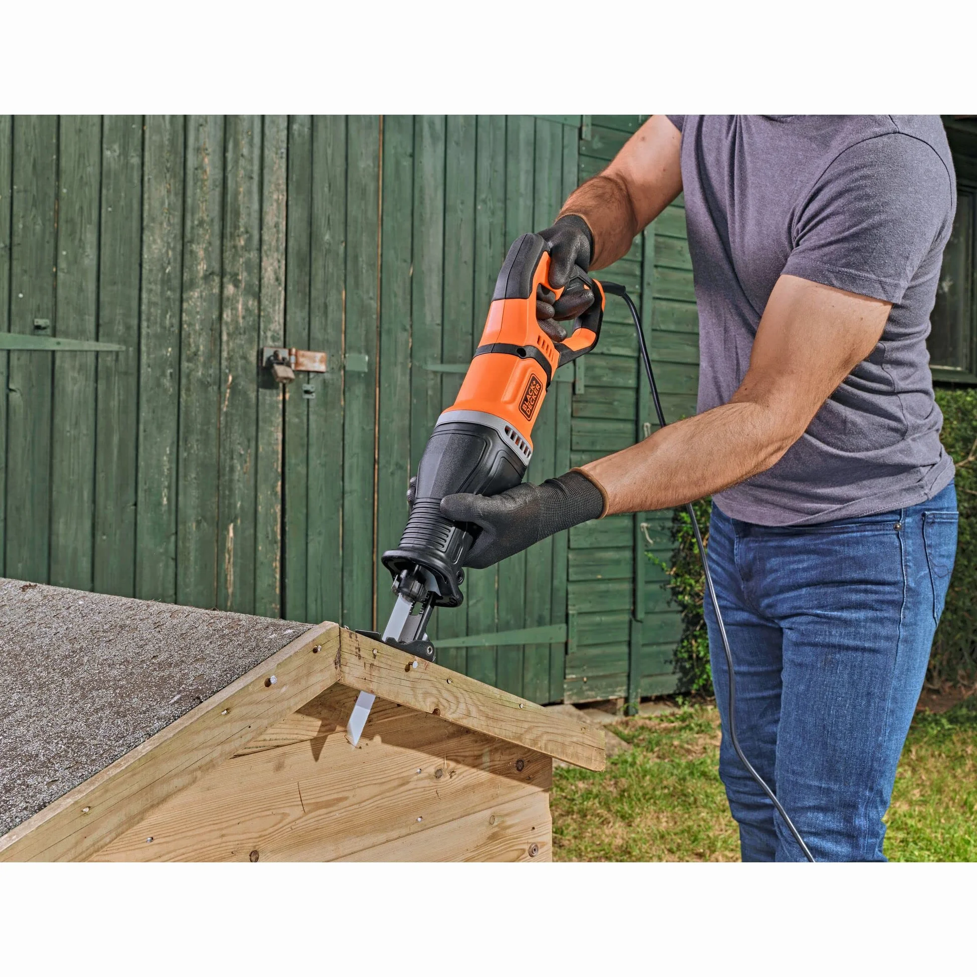 BLACK+DECKER SEGA A GATTUCCIO A FILO 750W Velocità variabile 0-2800 corse/min; Lunghezza corsa lama 20mm. In dotazione: 2 lame (1x legno, 1x metallo) BES301-QS
