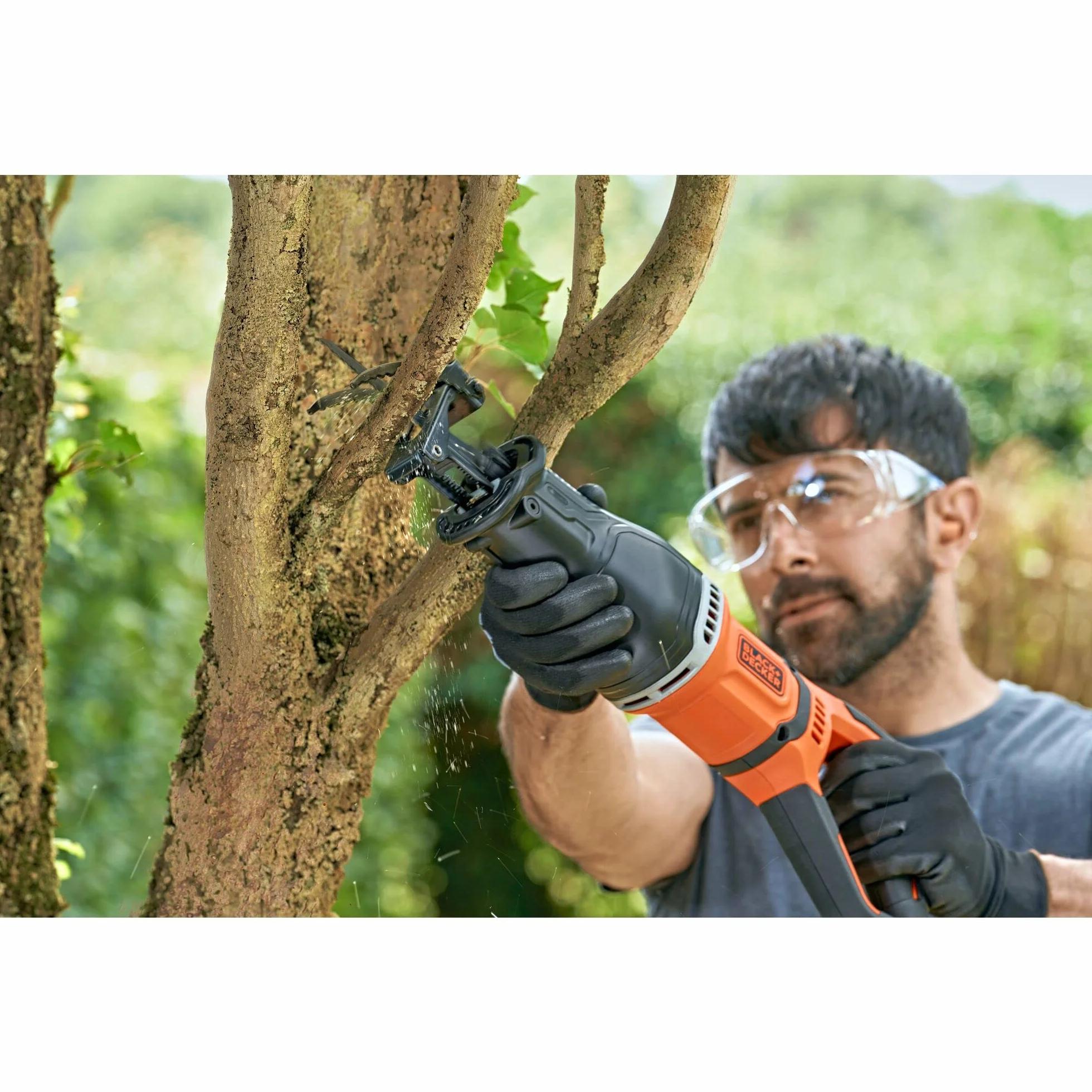 BLACK+DECKER SEGA A GATTUCCIO A FILO 750W Velocità variabile 0-2800 corse/min; Lunghezza corsa lama 20mm. In dotazione: 2 lame (1x legno, 1x metallo) BES301-QS
