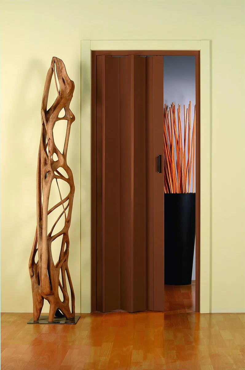 Porta a soffietto in pvc noce marrone da interno con maniglia salvaspazio Monica