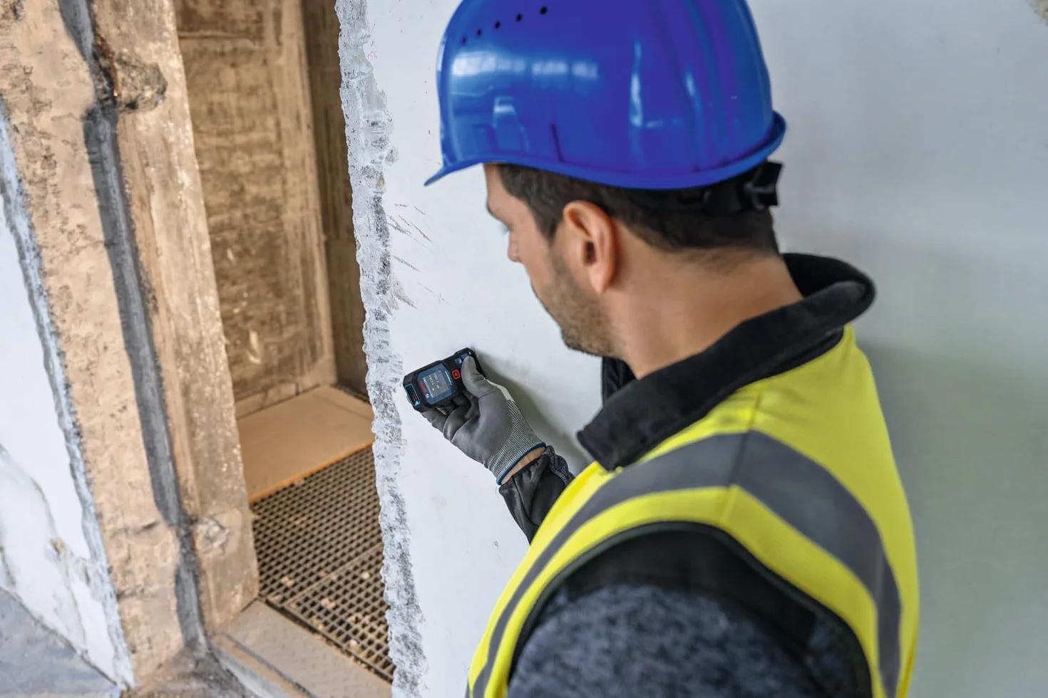 Bosch Professional Distanziometro laser GLM 40-31 (P65, carcassa antiurto, calcoli automatici per lunghezza/superficie/volume, display a colori luminoso, compatibile con batterie agli ioni di litio)