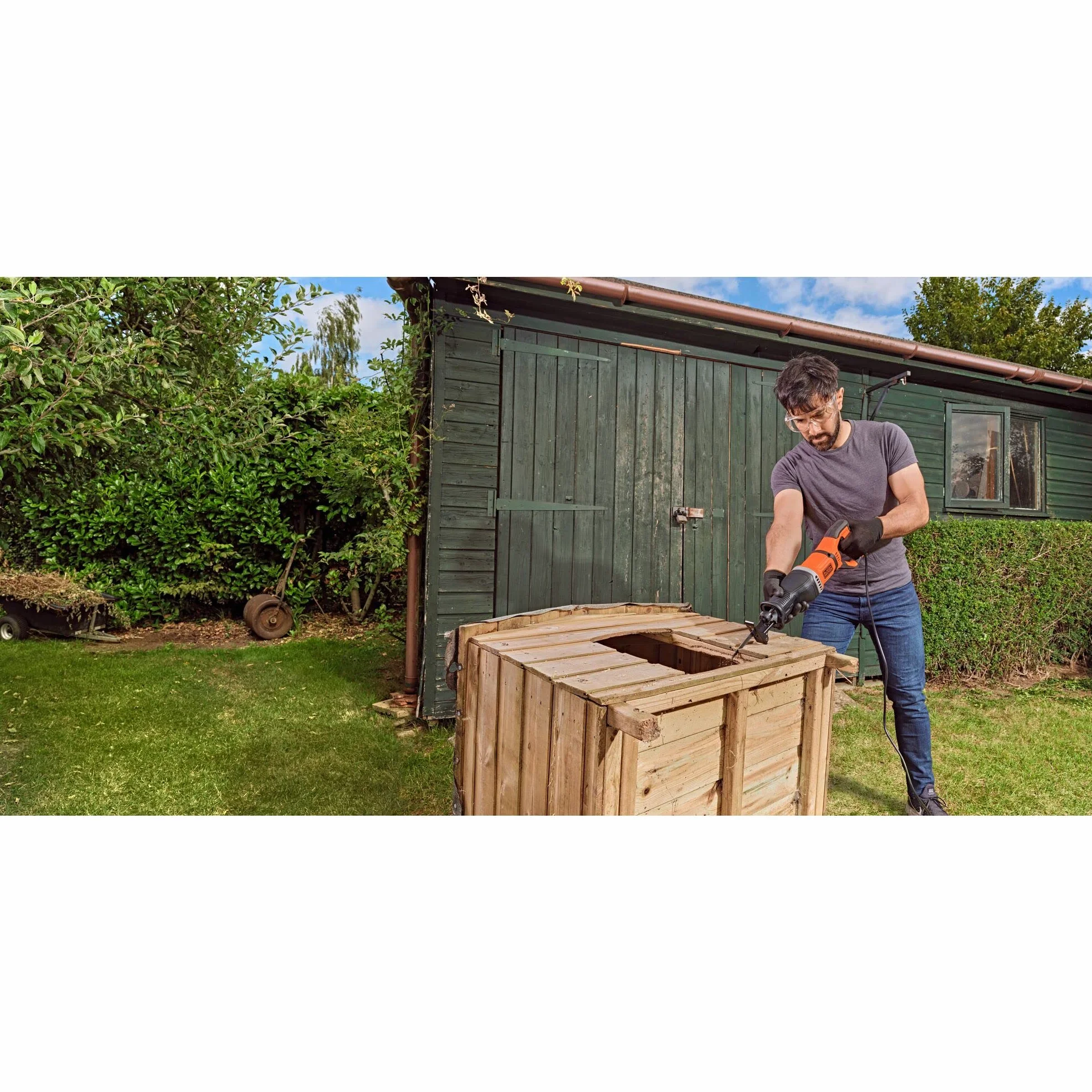 BLACK+DECKER SEGA A GATTUCCIO A FILO 750W Velocità variabile 0-2800 corse/min; Lunghezza corsa lama 20mm. In dotazione: 2 lame (1x legno, 1x metallo) BES301-QS