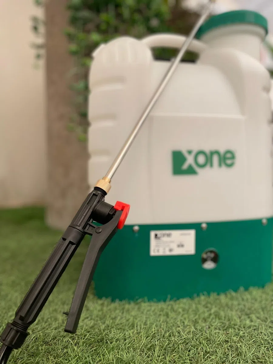 XONE | POMPA A SPALLA irroratrice con BATTERIA al litio (12V - 8Ah),16 litri con sebatoio resistente ai raggi UV. Lancia telescopica in acciaio