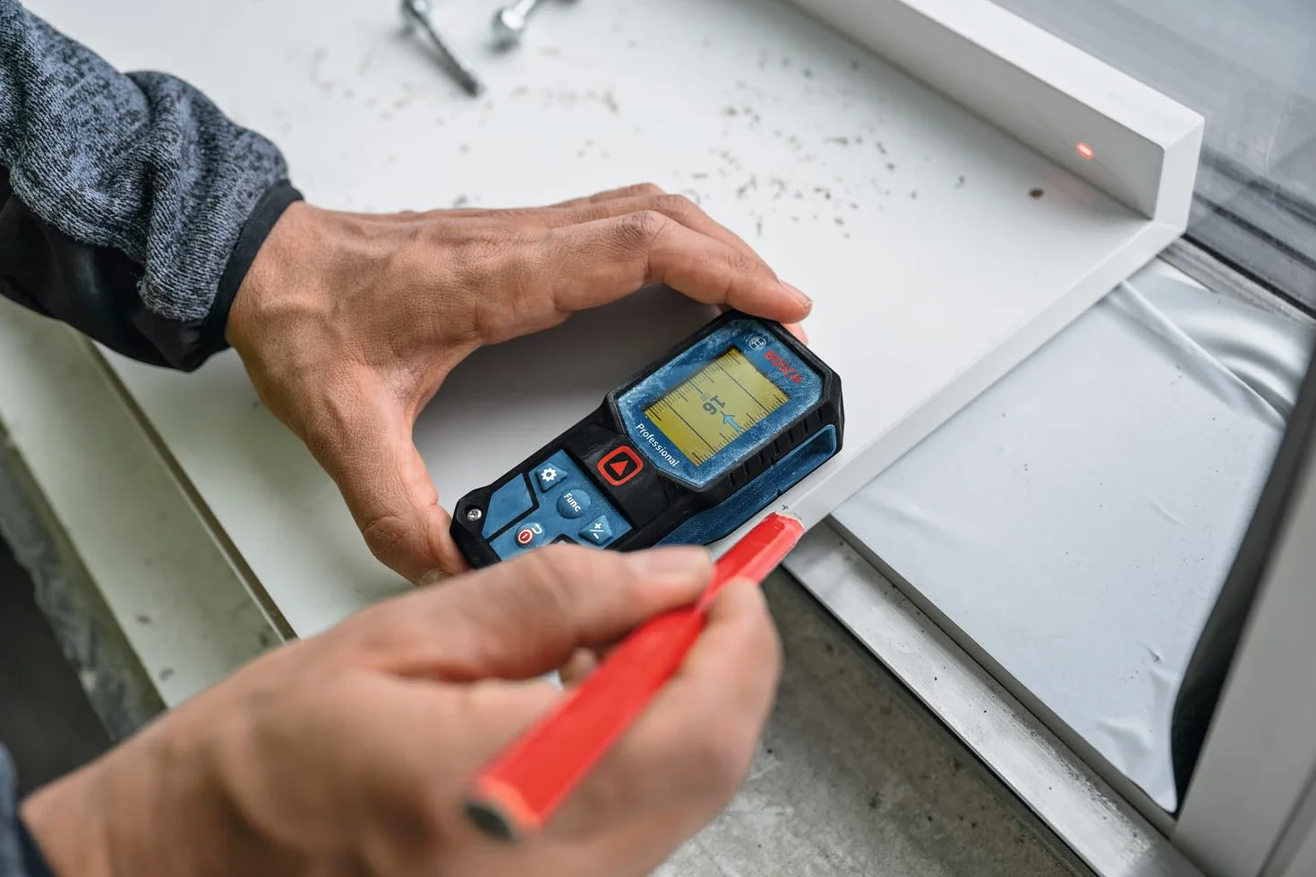 Bosch Professional Distanziometro laser GLM 40-31 (P65, carcassa antiurto, calcoli automatici per lunghezza/superficie/volume, display a colori luminoso, compatibile con batterie agli ioni di litio)