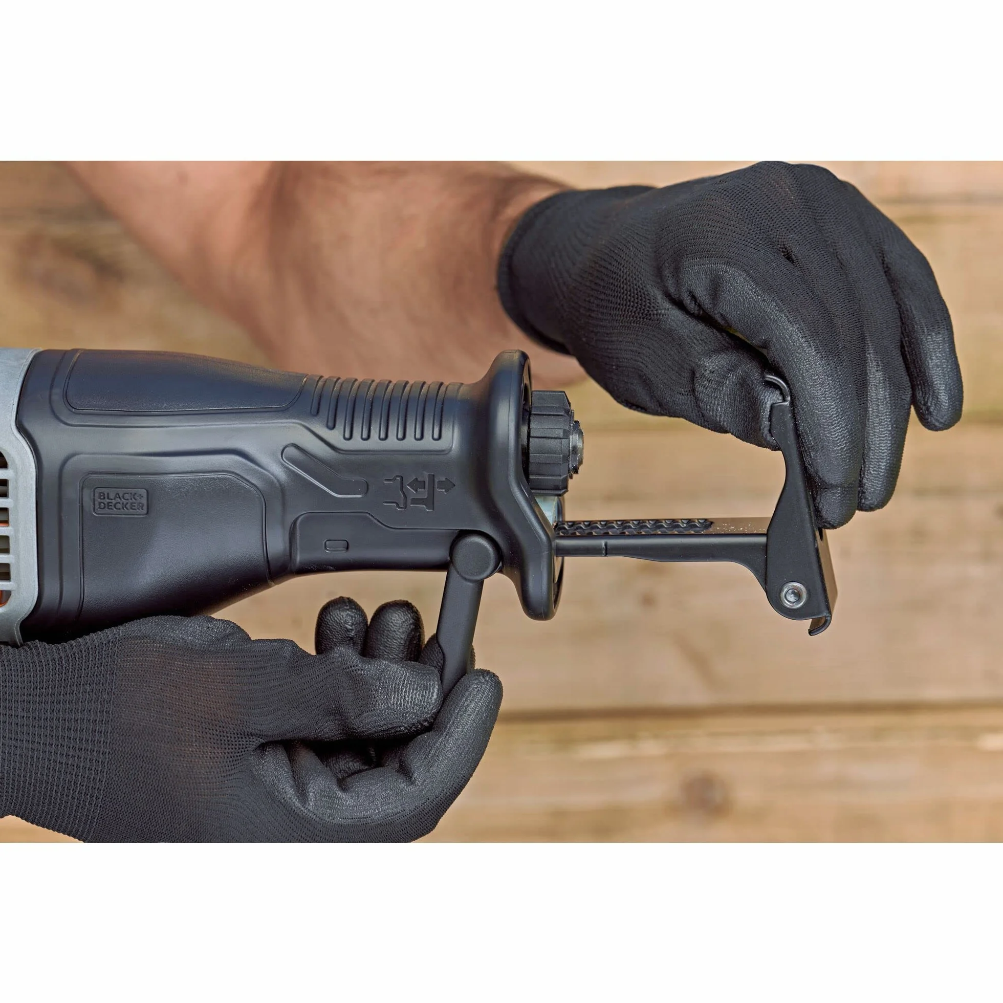 BLACK+DECKER SEGA A GATTUCCIO A FILO 750W Velocità variabile 0-2800 corse/min; Lunghezza corsa lama 20mm. In dotazione: 2 lame (1x legno, 1x metallo) BES301-QS