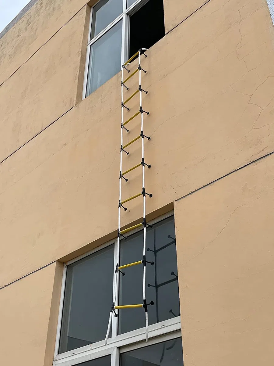 Scala di Corda Antincendio 2,5 m con Stabilizzatori Distanziali | Scala di estensione di emergenza | Resistente agli agenti atmosferici con ganci a molla | Veloce da implementare e facile da usare