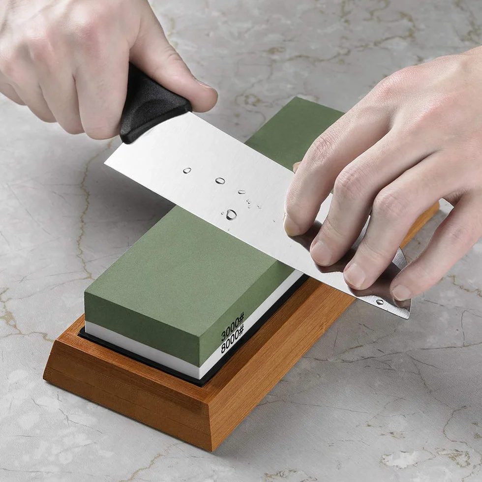 Razorri Solido S2 set di pietre da affilare con base ergonomica in bambù – Pietre abrasive double-face con grana 400/1000, 3000/8000, strisce in pelle, guida angolare (Piatta Base)