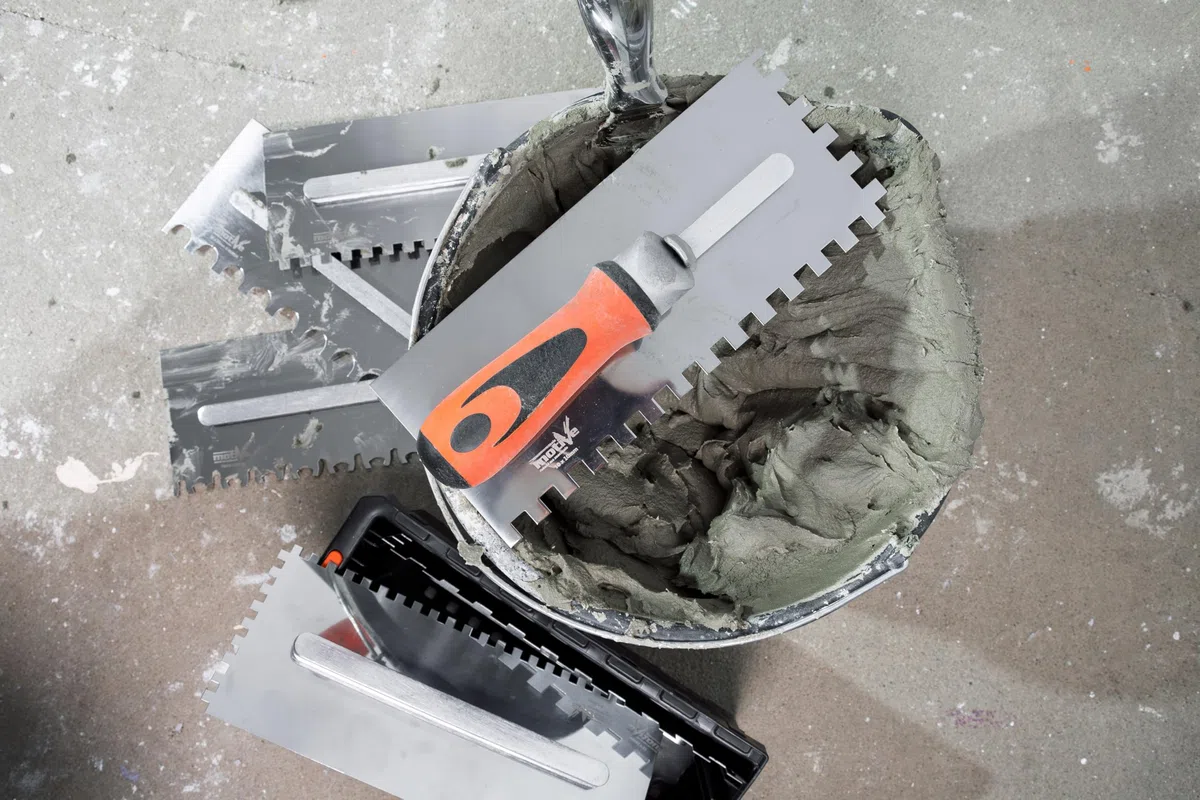 MIVOS Set di Frattazzi con manico staccabile e scatola per il trasporto - 6, 8, 10, 12 mm, Tipo U, tipo Tiger - 6 Frattazzi dentati - Frattazzi in acciaio inox con impugnatura morbida - Cazzuola