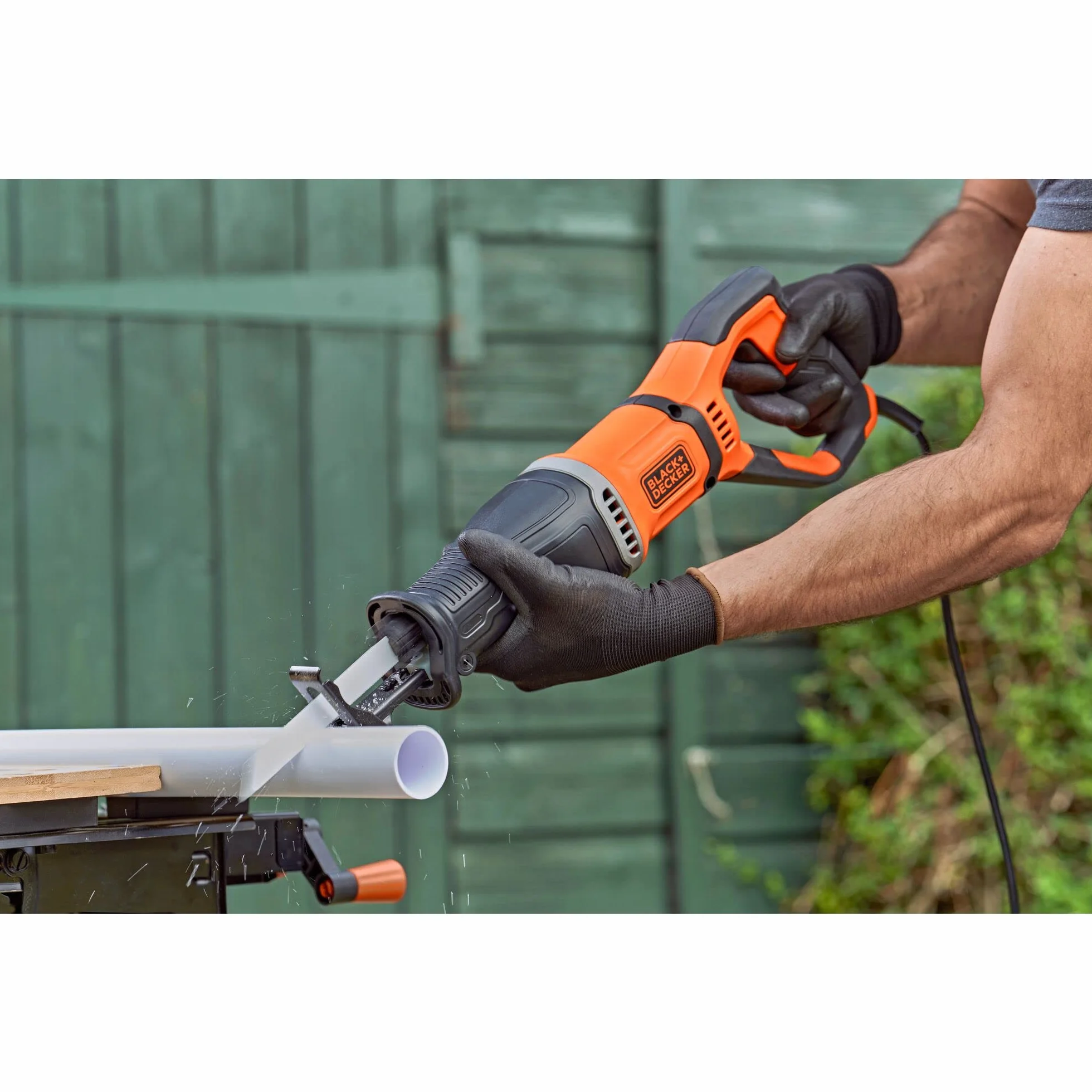 BLACK+DECKER SEGA A GATTUCCIO A FILO 750W Velocità variabile 0-2800 corse/min; Lunghezza corsa lama 20mm. In dotazione: 2 lame (1x legno, 1x metallo) BES301-QS