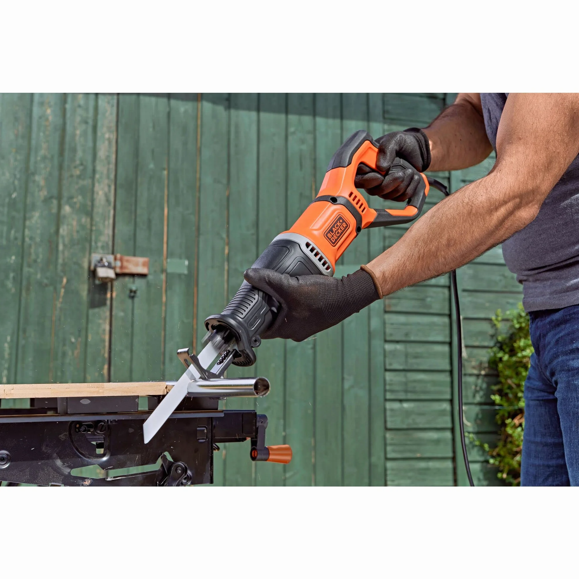 BLACK+DECKER SEGA A GATTUCCIO A FILO 750W Velocità variabile 0-2800 corse/min; Lunghezza corsa lama 20mm. In dotazione: 2 lame (1x legno, 1x metallo) BES301-QS