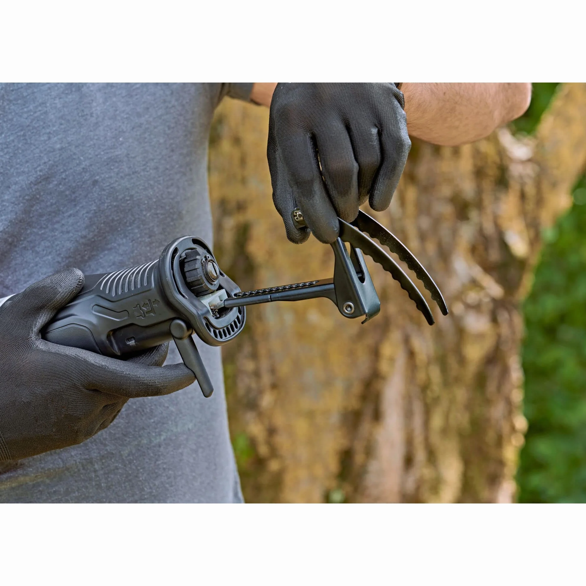 BLACK+DECKER SEGA A GATTUCCIO A FILO 750W Velocità variabile 0-2800 corse/min; Lunghezza corsa lama 20mm. In dotazione: 2 lame (1x legno, 1x metallo) BES301-QS