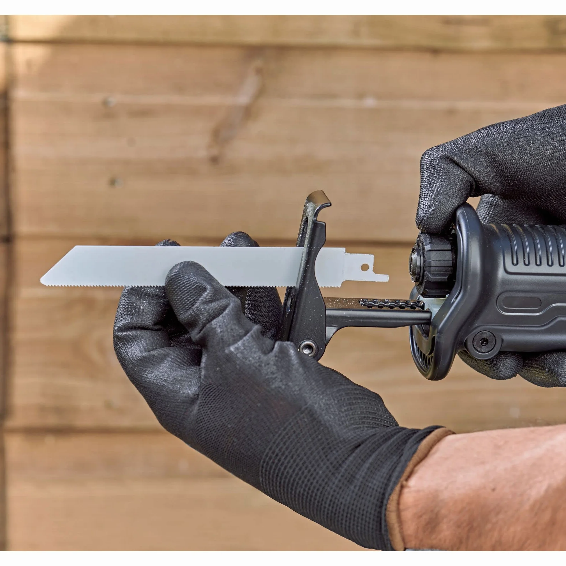 BLACK+DECKER SEGA A GATTUCCIO A FILO 750W Velocità variabile 0-2800 corse/min; Lunghezza corsa lama 20mm. In dotazione: 2 lame (1x legno, 1x metallo) BES301-QS
