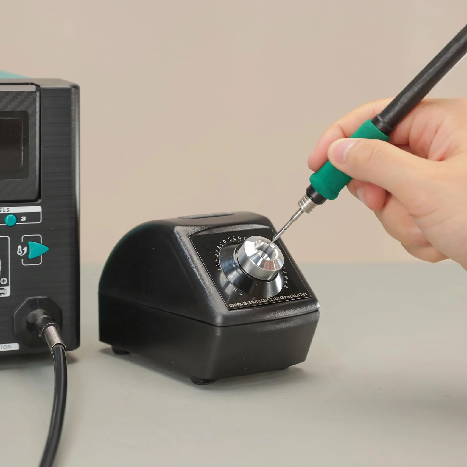 YIHUA 200W Detergenti per punte di saldatura motorizzato in rame con sensore a infrarossi, 4 spazzole in lana di ottone, adattatore di alimentazione 12V, compatibile con punte YIHUA C210, C245, C235