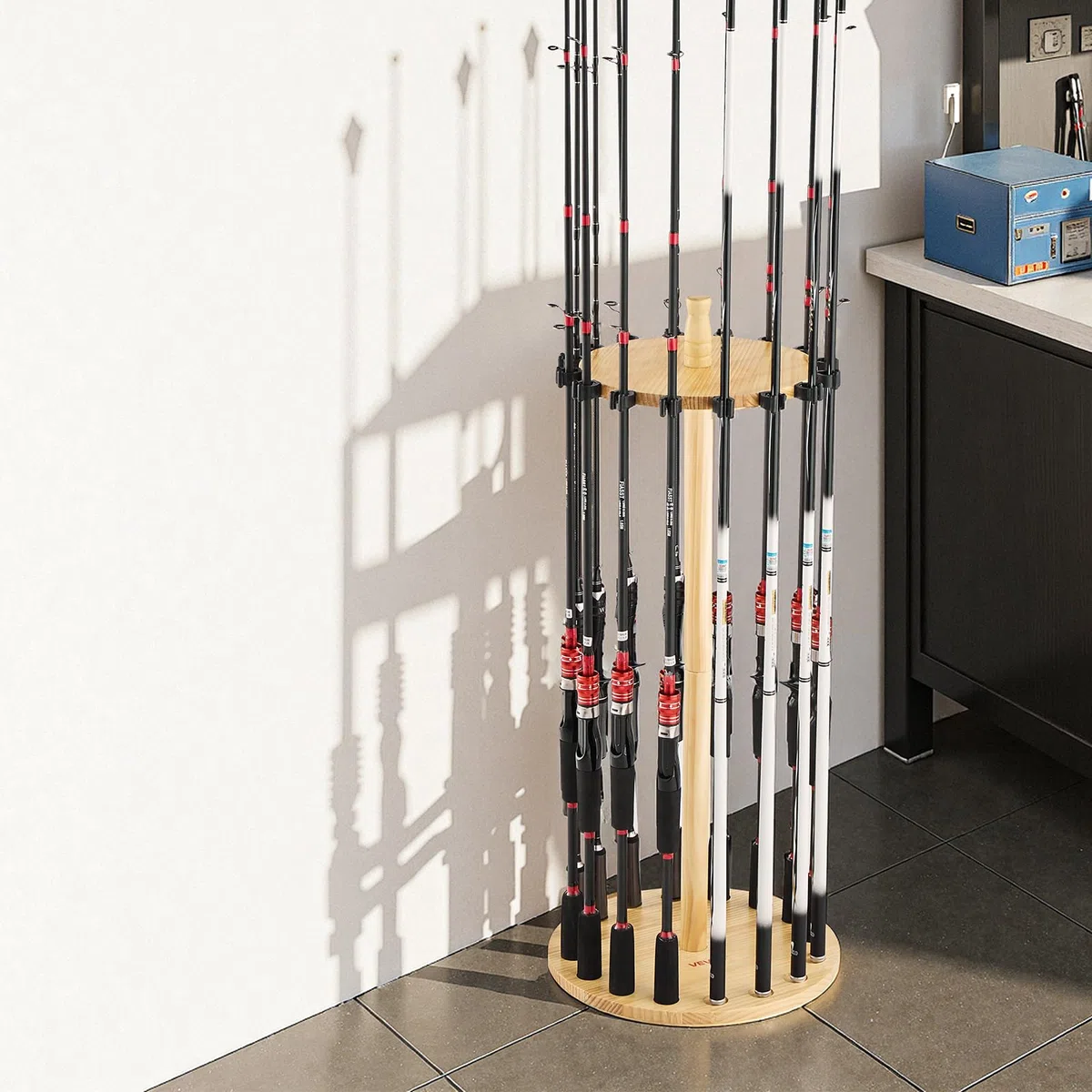 VEVOR Portacanne da Pesca per 16 Aste 330 x 770 mm Supporto in Legno Girevole a 360°, Rotondo, per Organizzare e Riporre Canne, Supporto da Pavimento Salvaspazio per Attrezzatura da Pesca